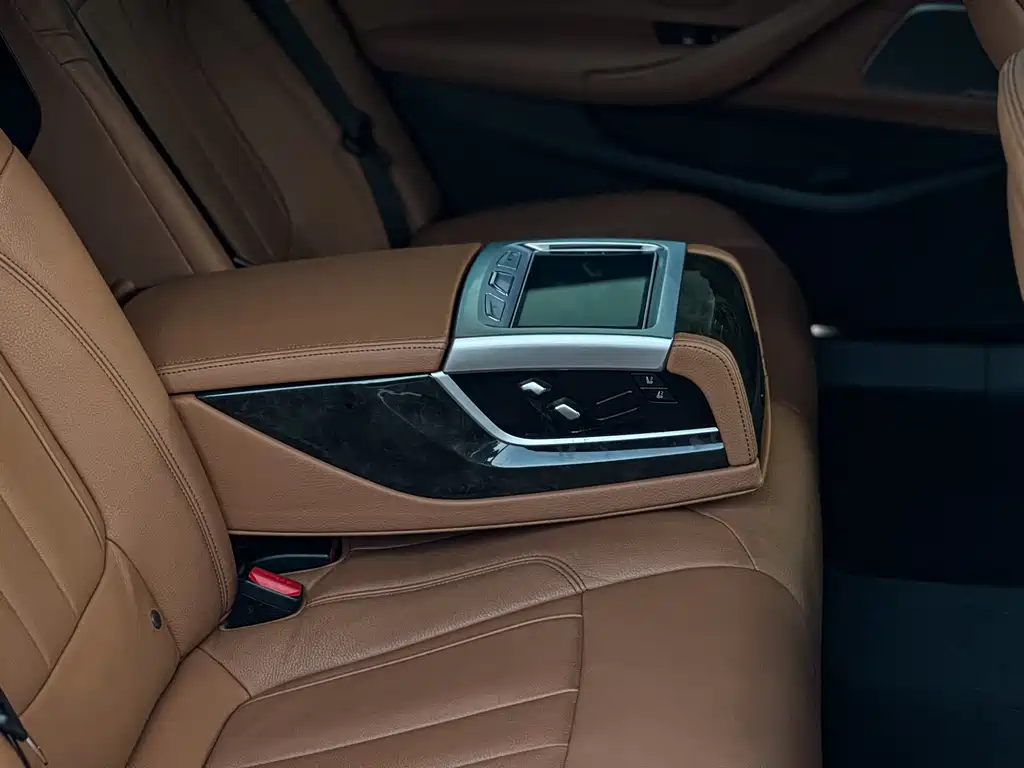 BMW 5 Series 2018 — фото 17