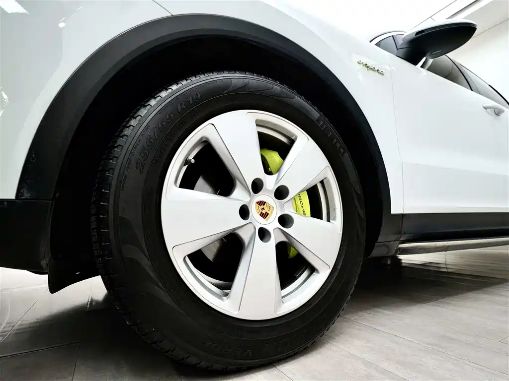 Porsche Cayenne Hybrid 2019 — фото 26