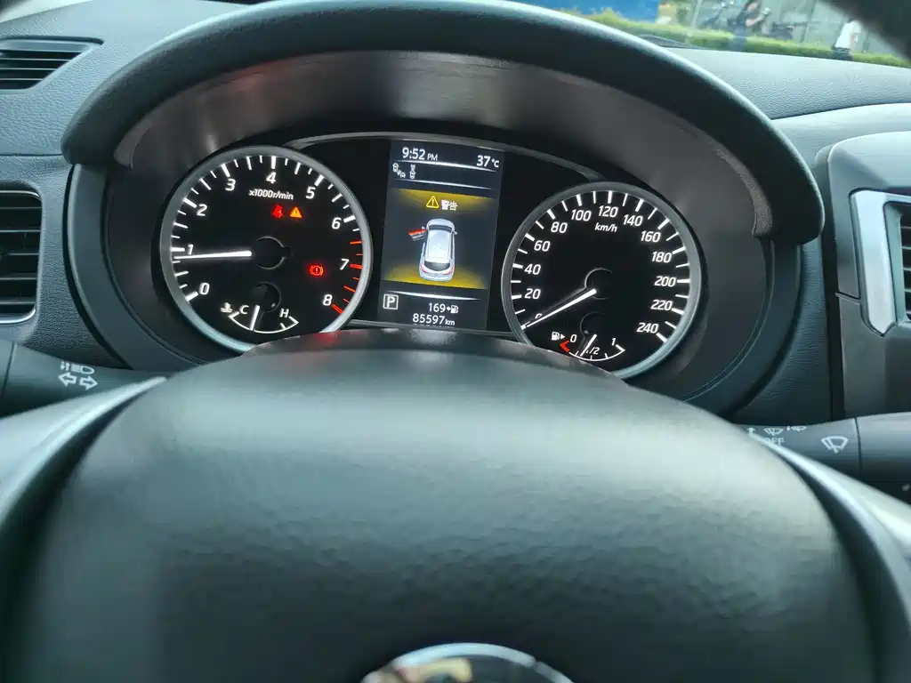 Nissan Tiida 2017 — фото 12