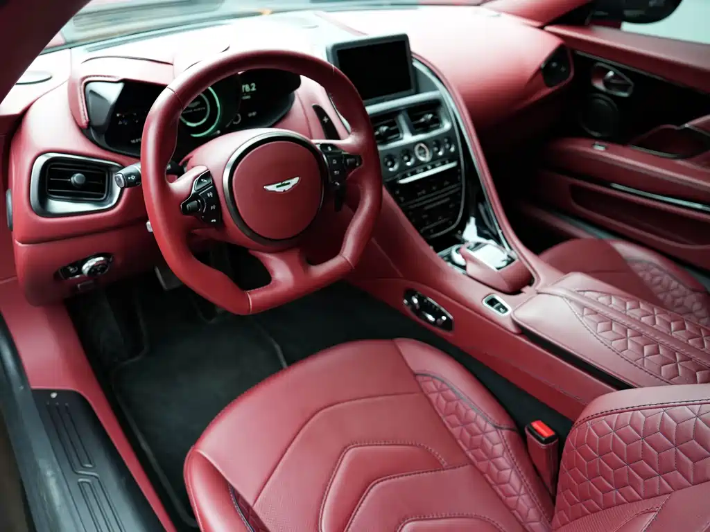 Aston Martin DBS 2019 — фото 18