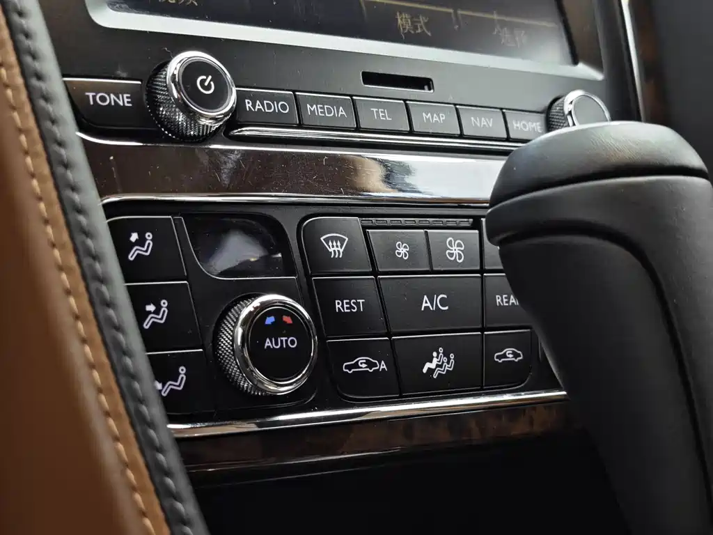 Bentley Flying Spur 2015 — фото 15