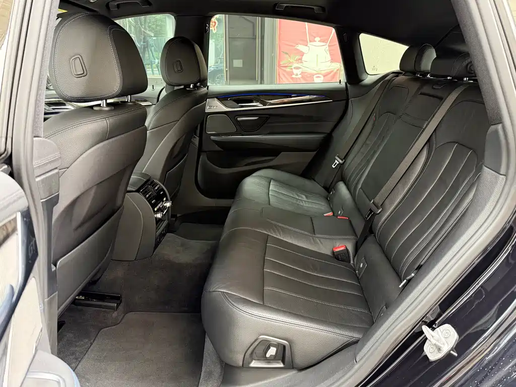 BMW 6 Series GT 2018 — фото 13