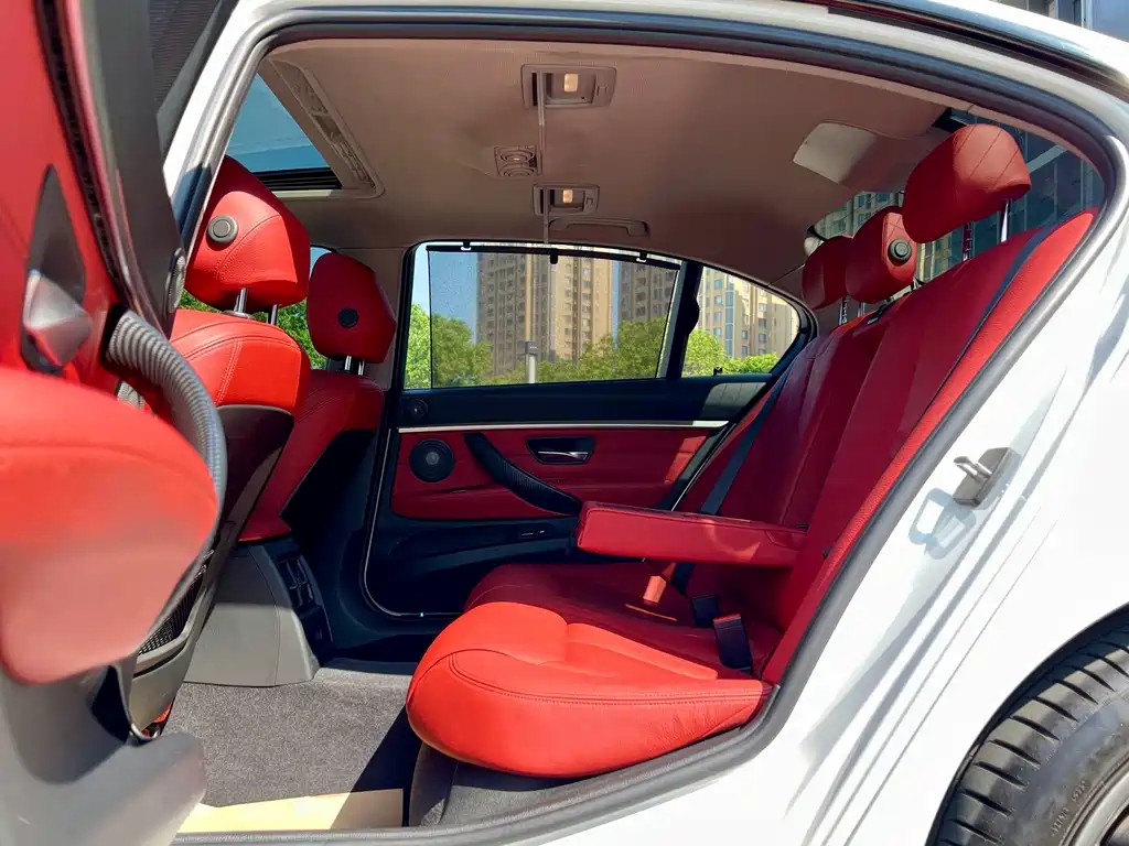 BMW 3 Series 2018 — фото 11