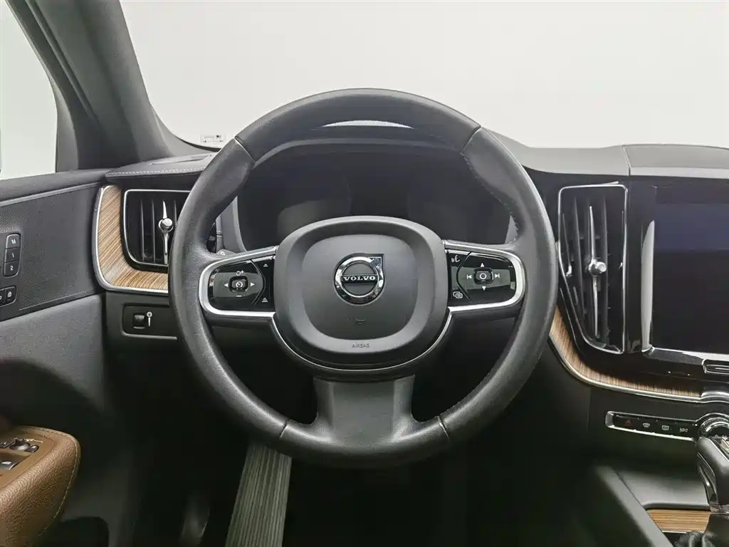 Volvo XC60 2020 — фото 11