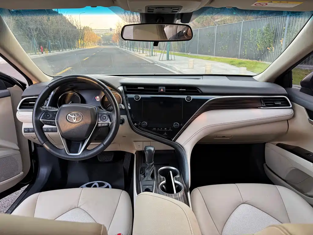 Toyota Camry 2020 — фото 9