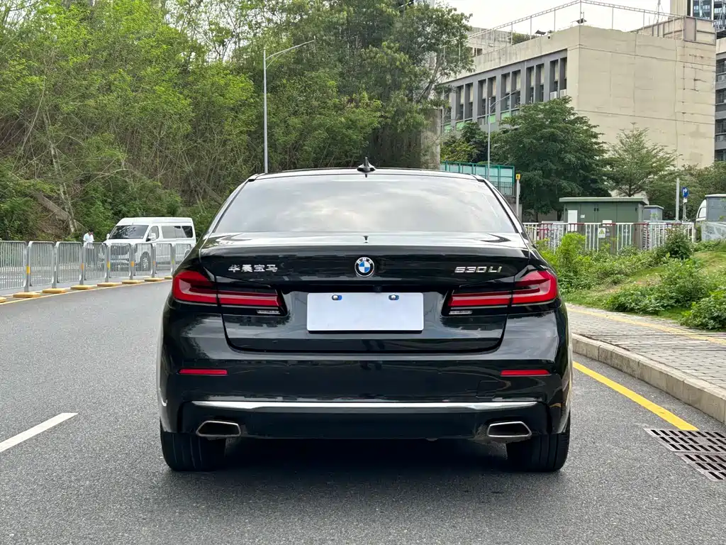 BMW 5 Series 2022 — фото 12