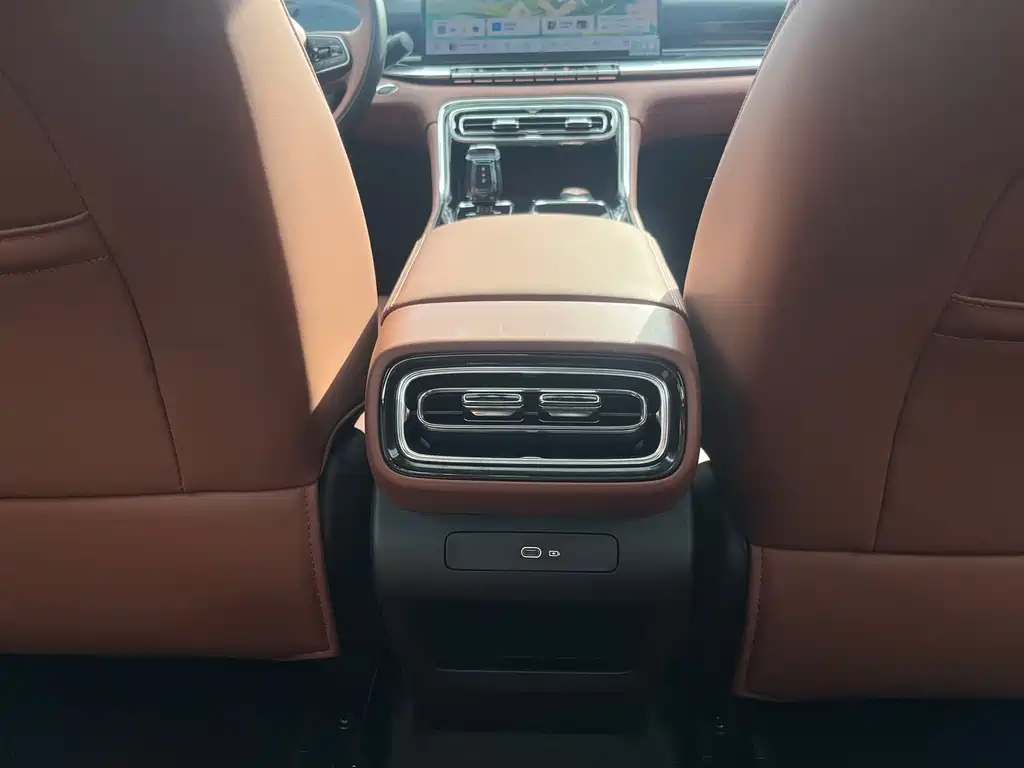 Geely Emgrand 2025 — фото 15