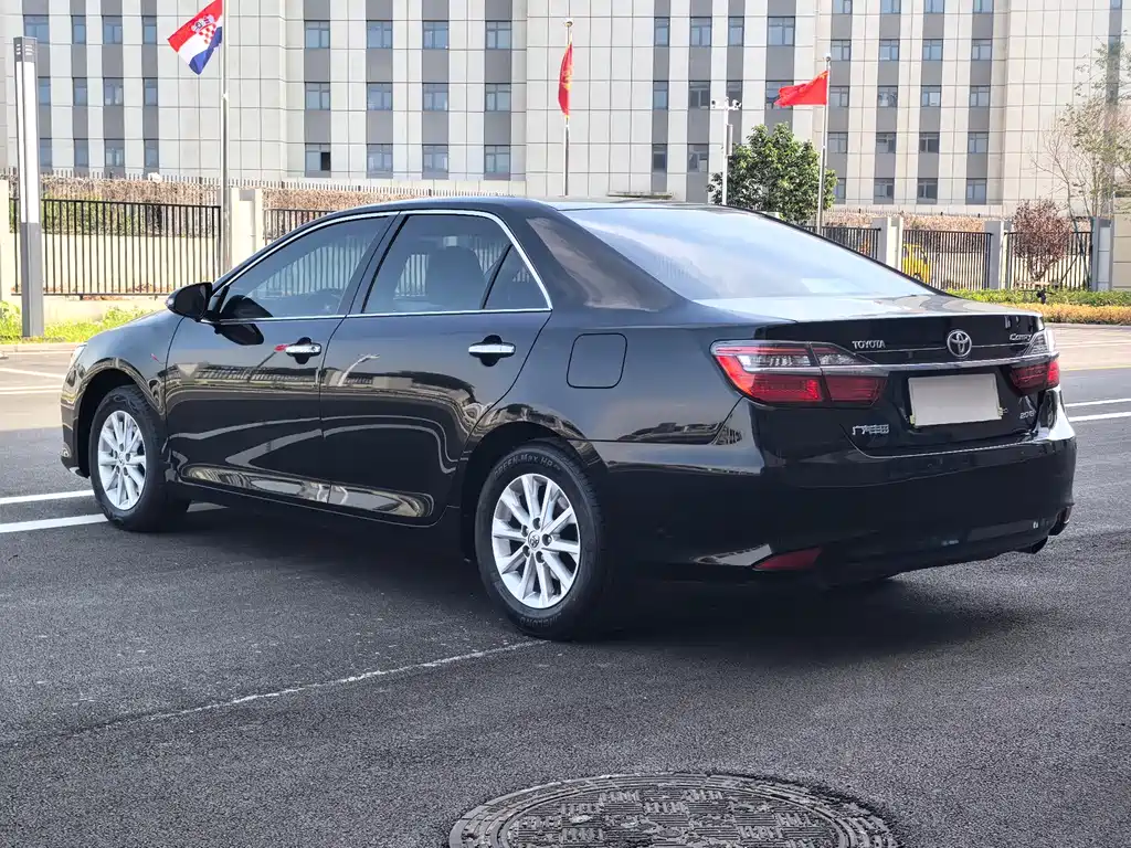 Toyota Camry 2015 — фото 6