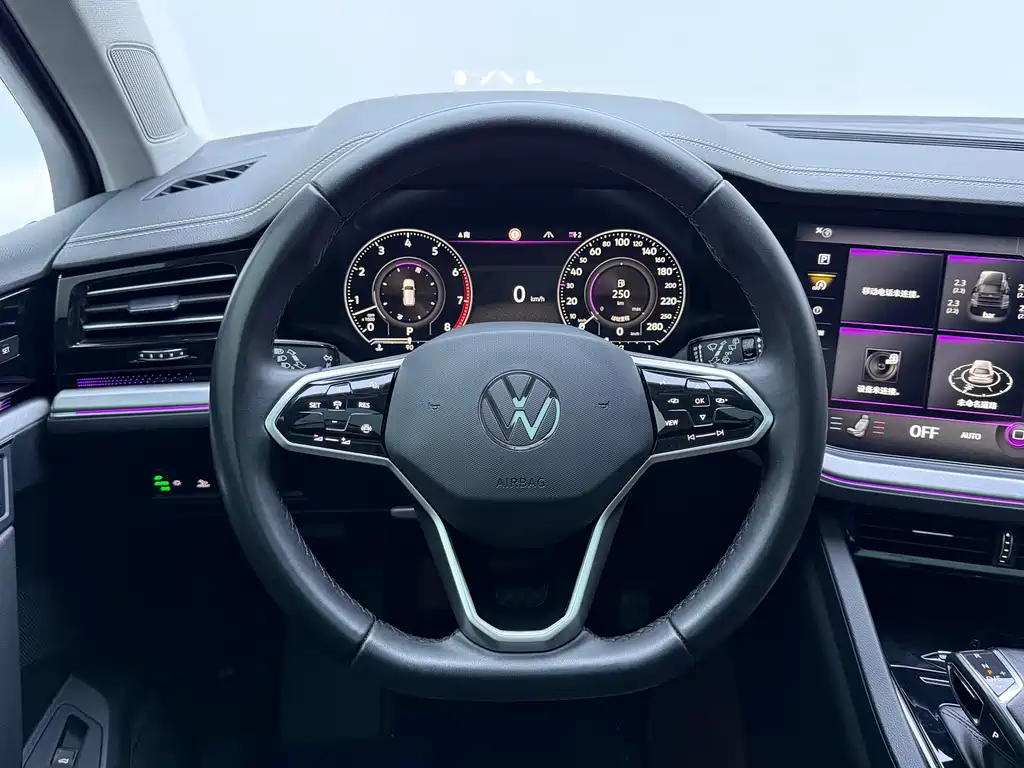 Volkswagen Touareg 2023 — фото 13