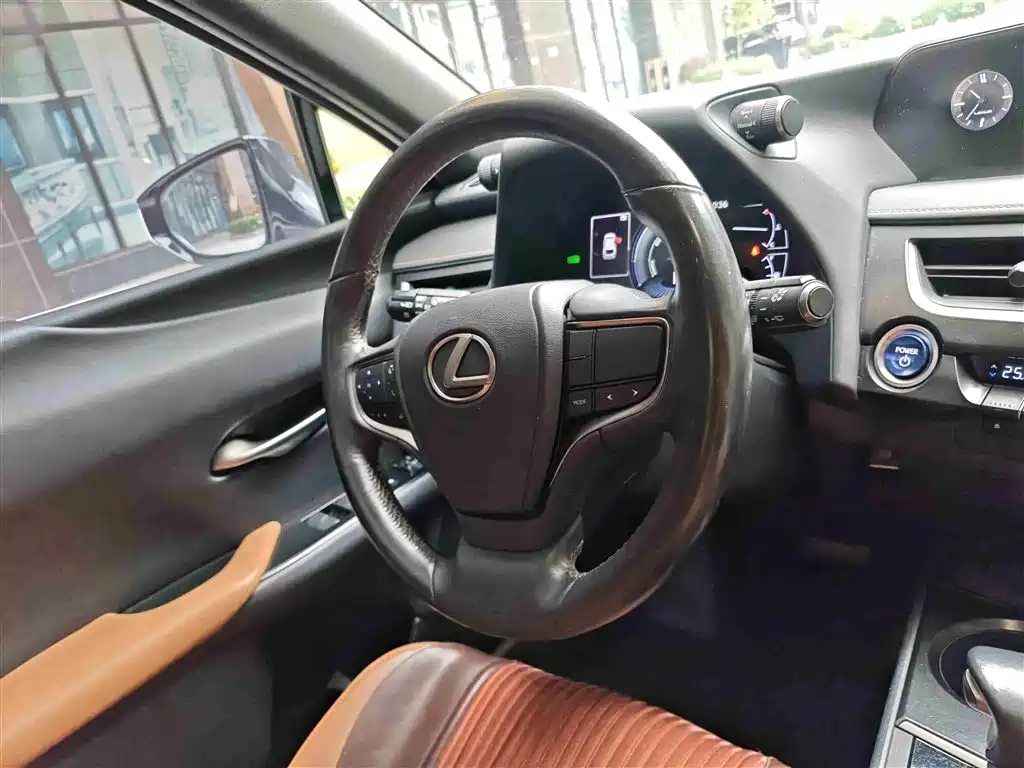 Lexus UX 2019 — фото 10