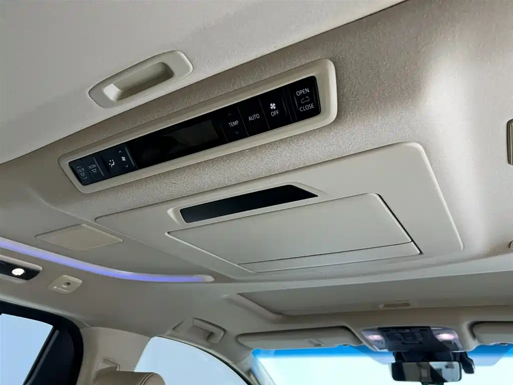 Toyota Alphard 2022 — фото 29