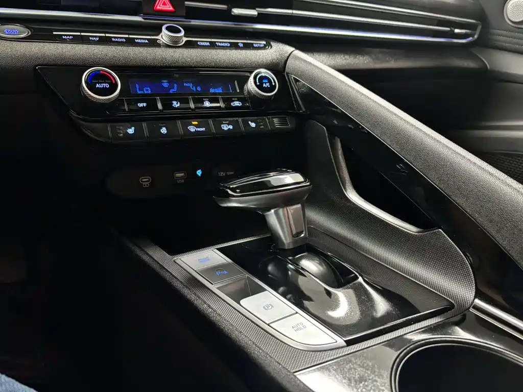 Hyundai Elantra 2023 — фото 12