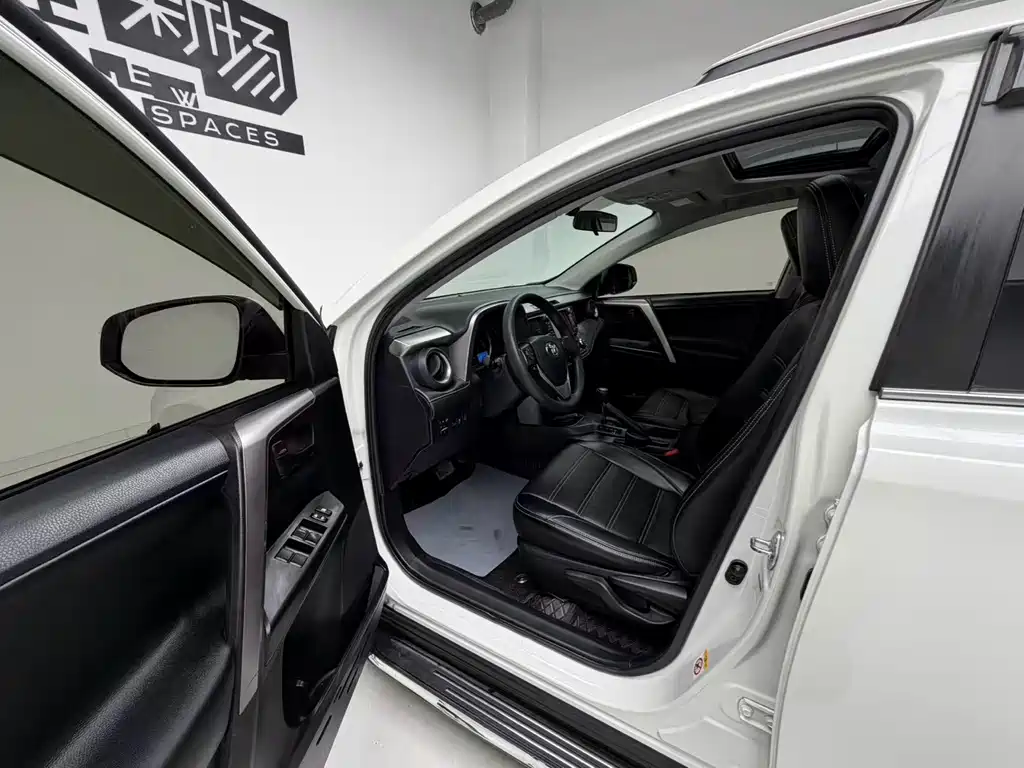 Toyota RAV4 2017 — фото 11