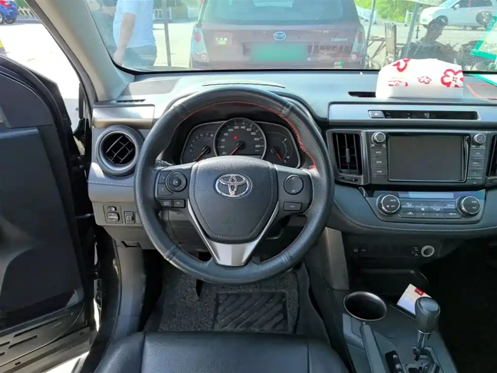 Toyota RAV4 2016 — фото 11