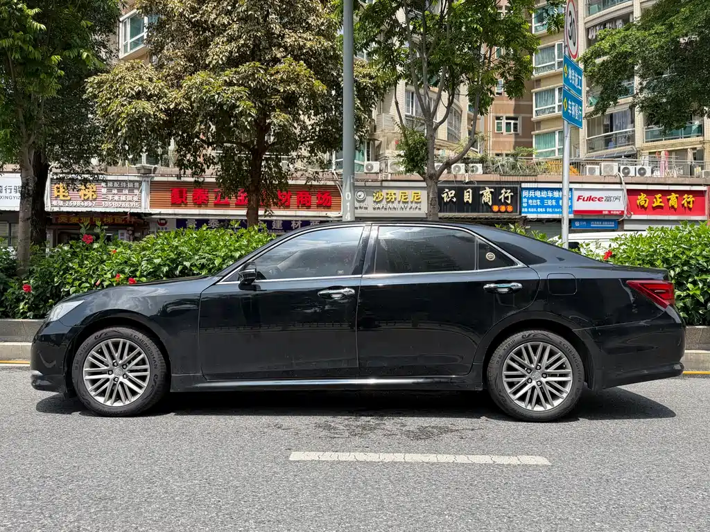 Toyota Crown 2017 — фото 3