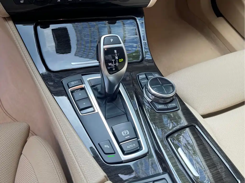 BMW 5 Series 2012 — фото 10