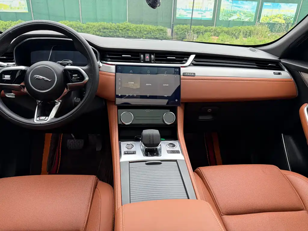 Jaguar F-PACE 2021 — фото 10