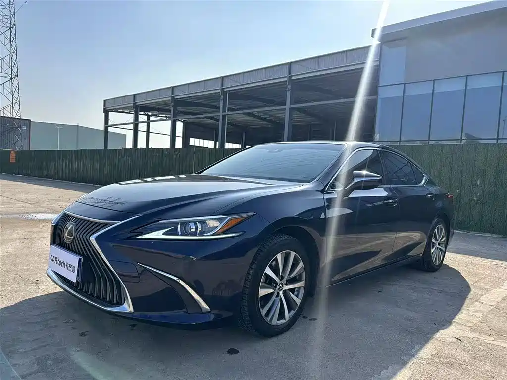 Lexus ES 2020 — фото 1