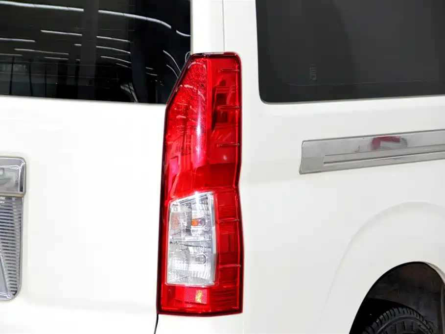 Toyota Hiace 2021 — фото 35