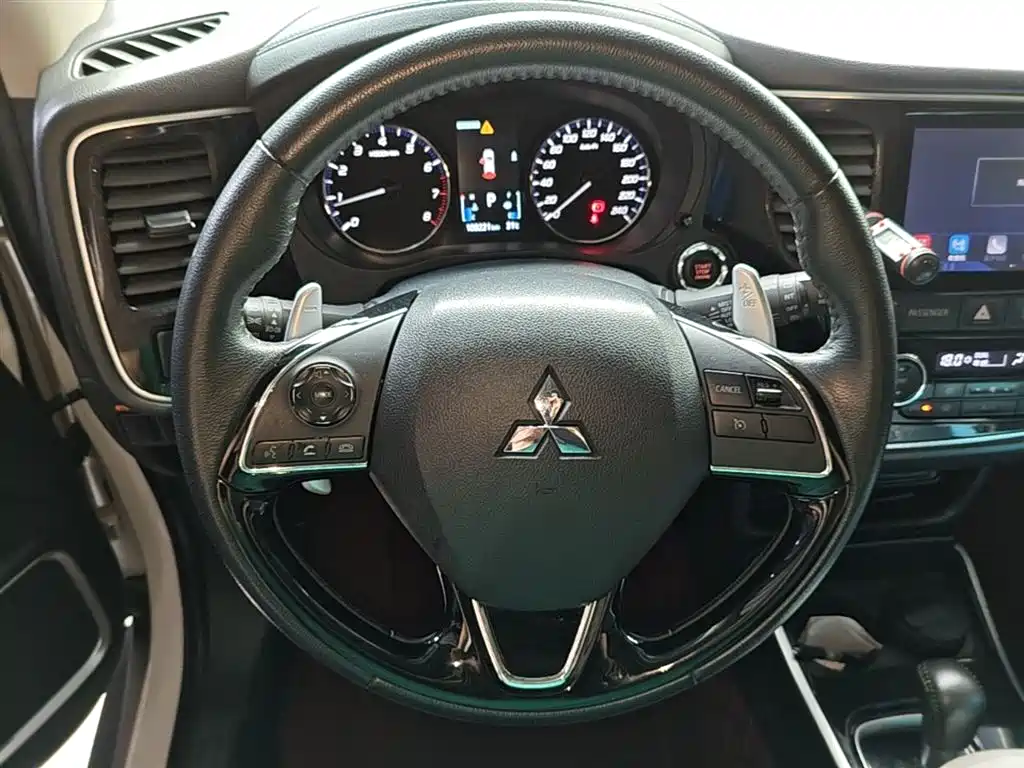 Mitsubishi Outlander 2018 — фото 11