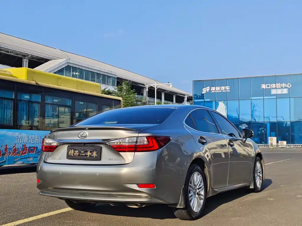 Lexus ES 2016 — фото 9