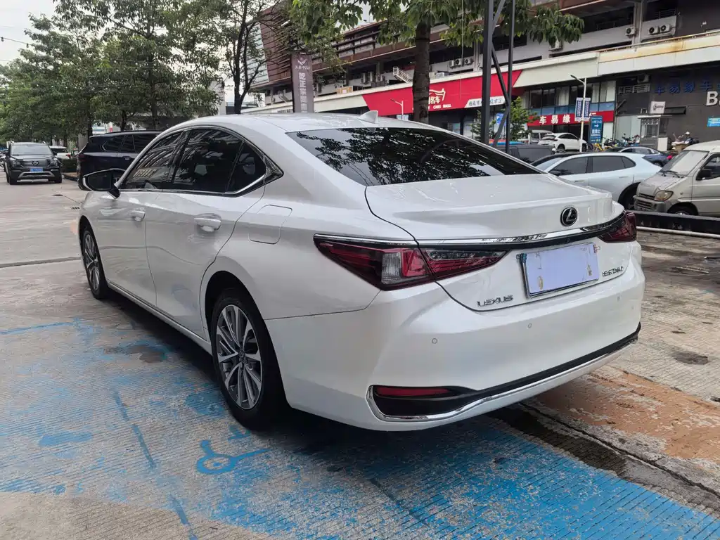 Lexus ES 2022