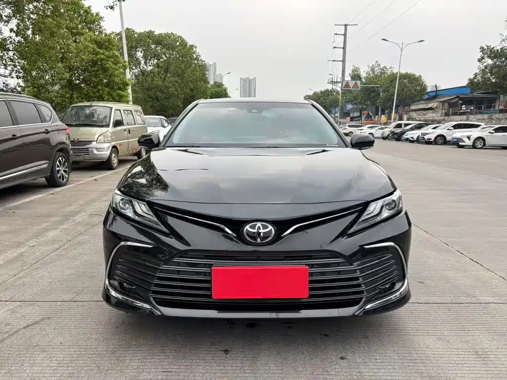 Toyota Camry 2023 — фото 2