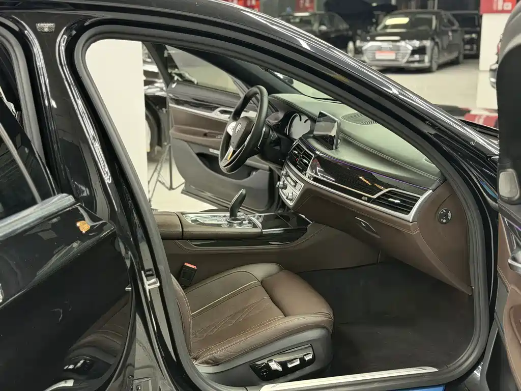 BMW 7 Series 2018 — фото 10
