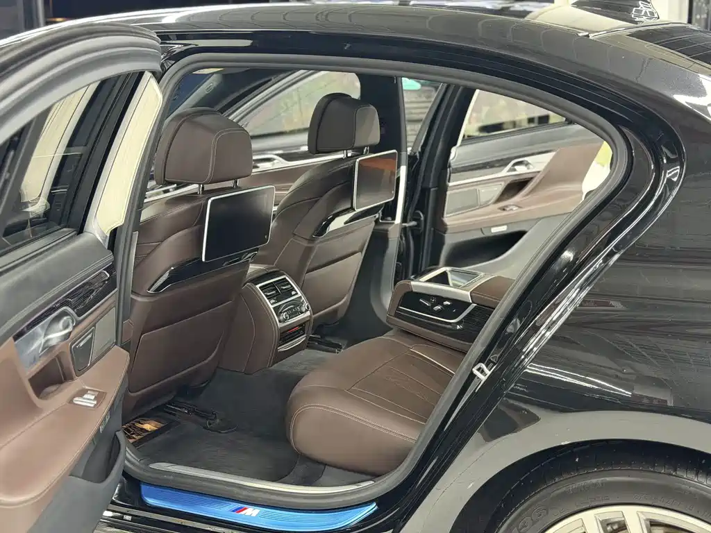 BMW 7 Series 2018 — фото 11