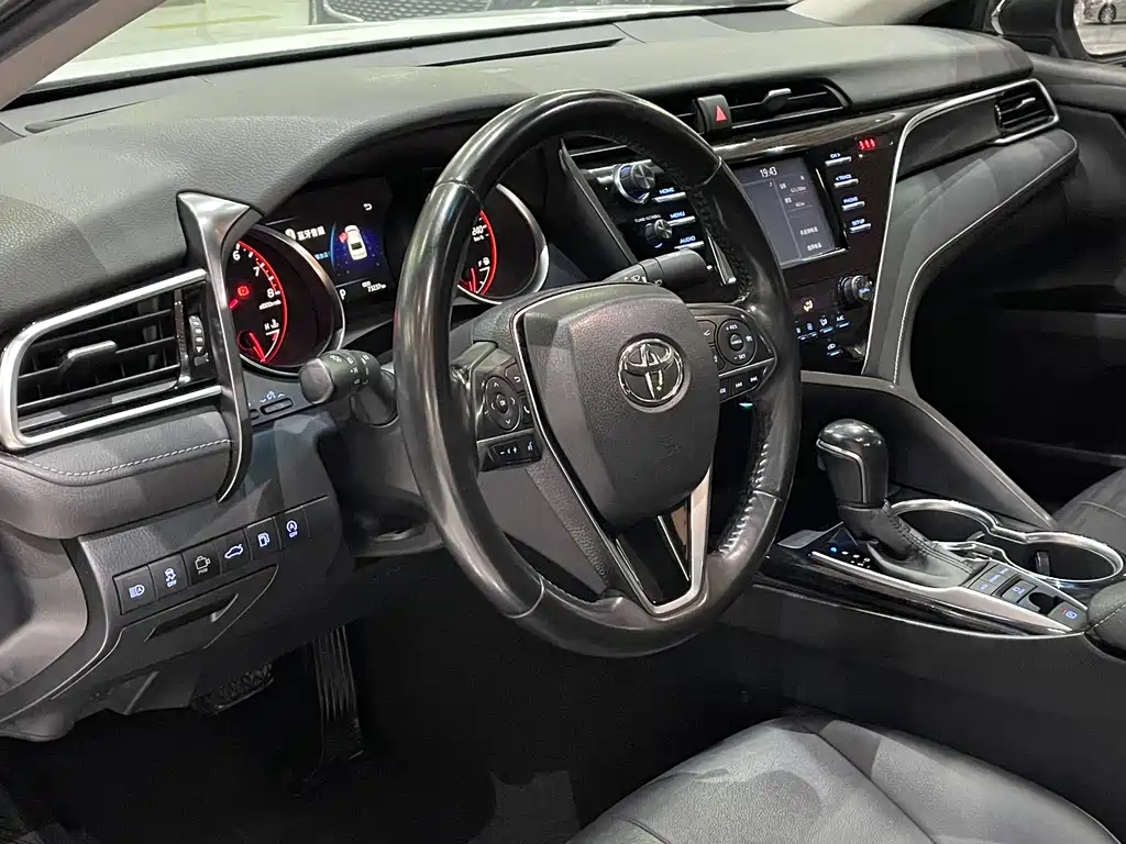 Toyota Camry 2019 — фото 9