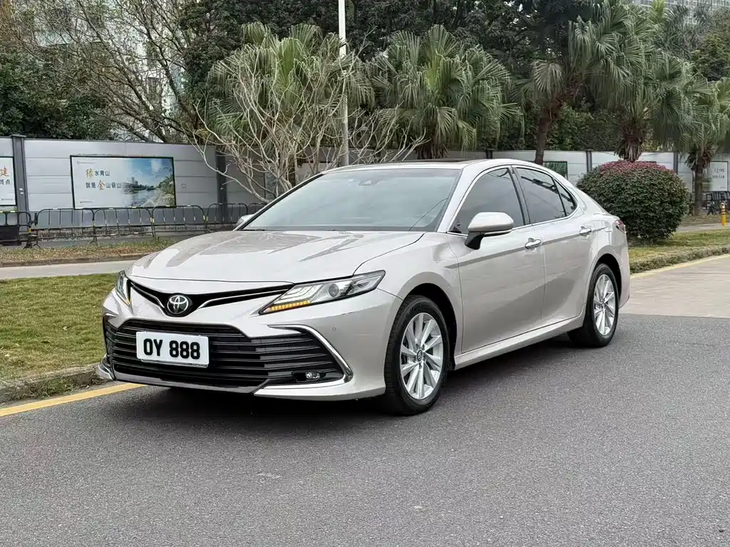 Toyota Camry 2022 — фото 1