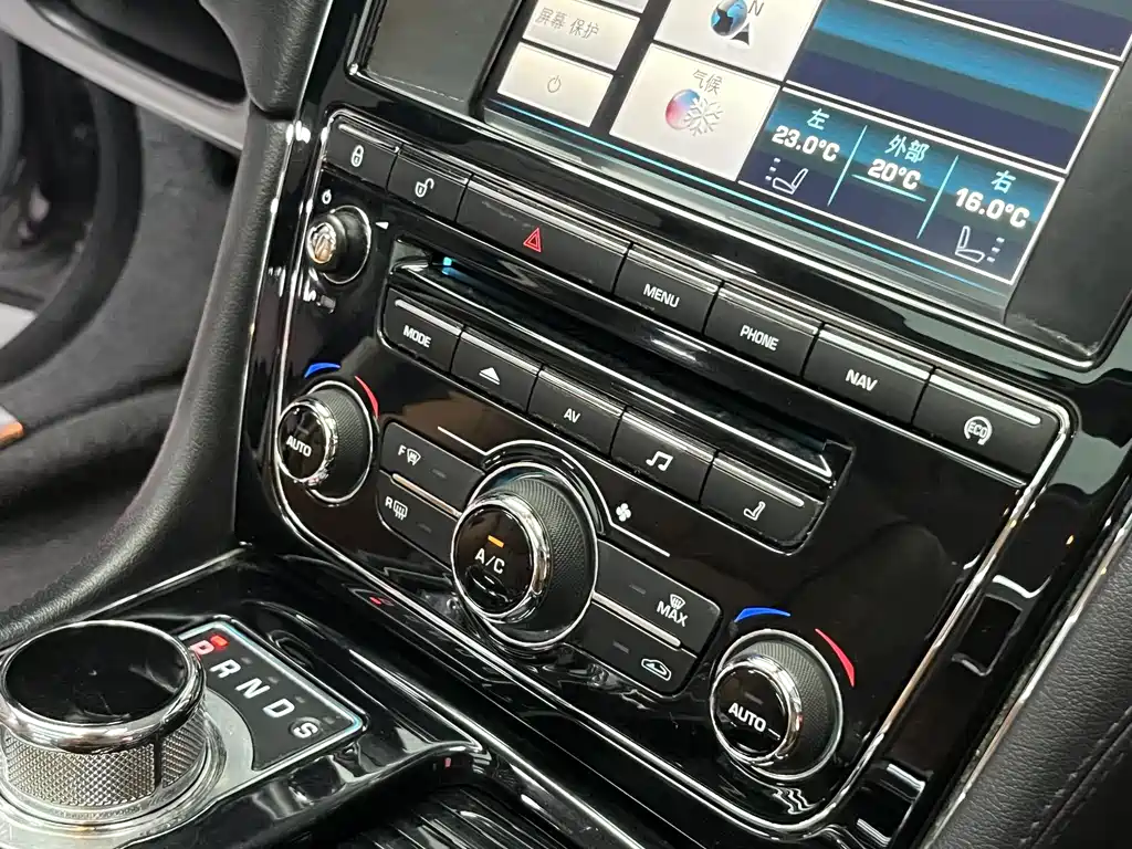 Jaguar XJ 2015 — фото 23