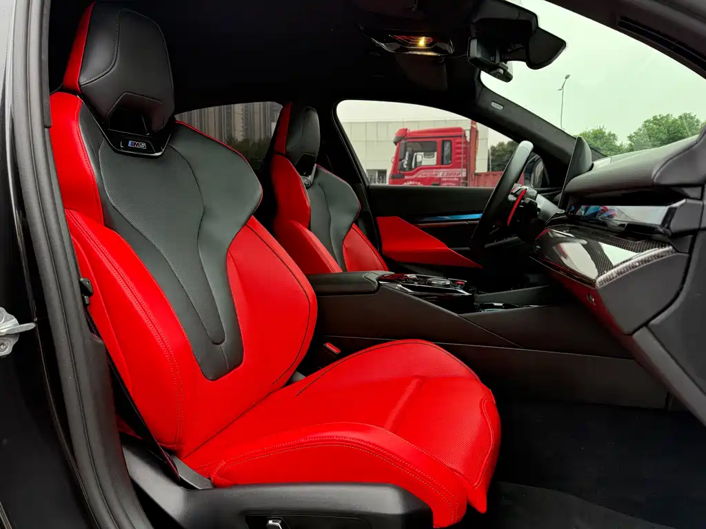 BMW M5 New Energy 2025 — фото 12