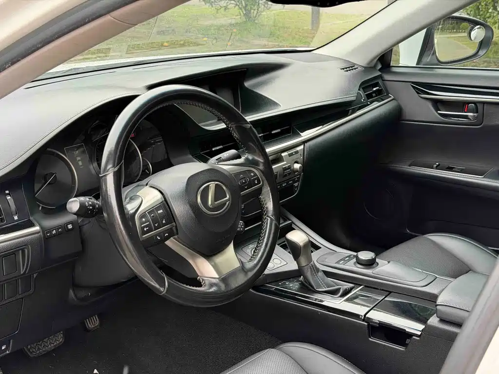 Lexus ES 2017 — фото 12