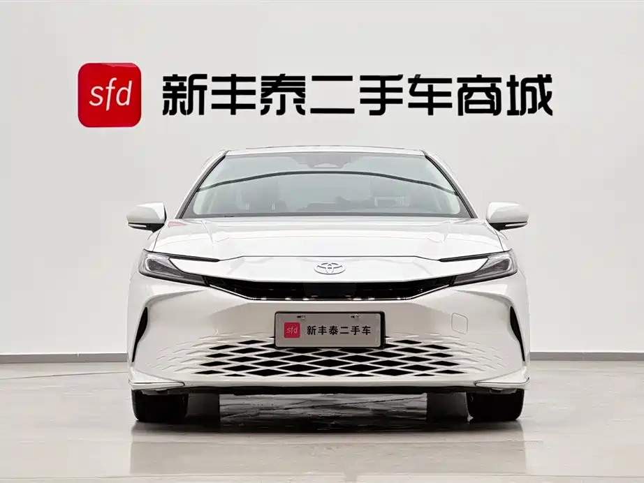 Toyota Camry 2024 — фото 2