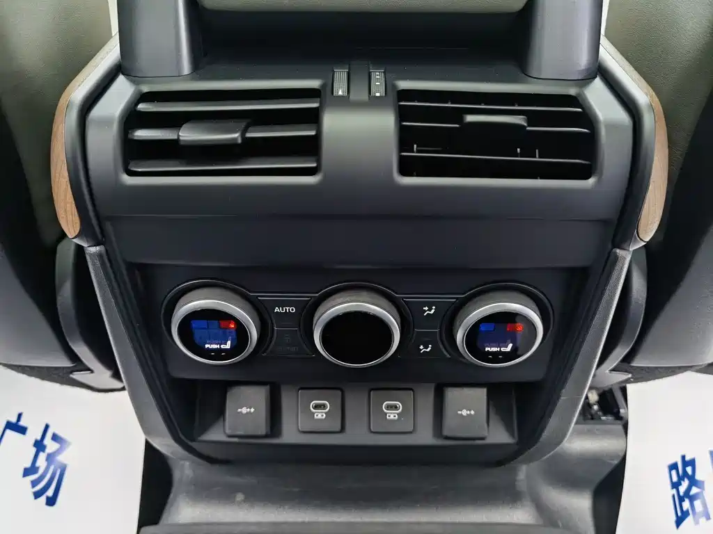 Land Rover Defender 2021 — фото 18