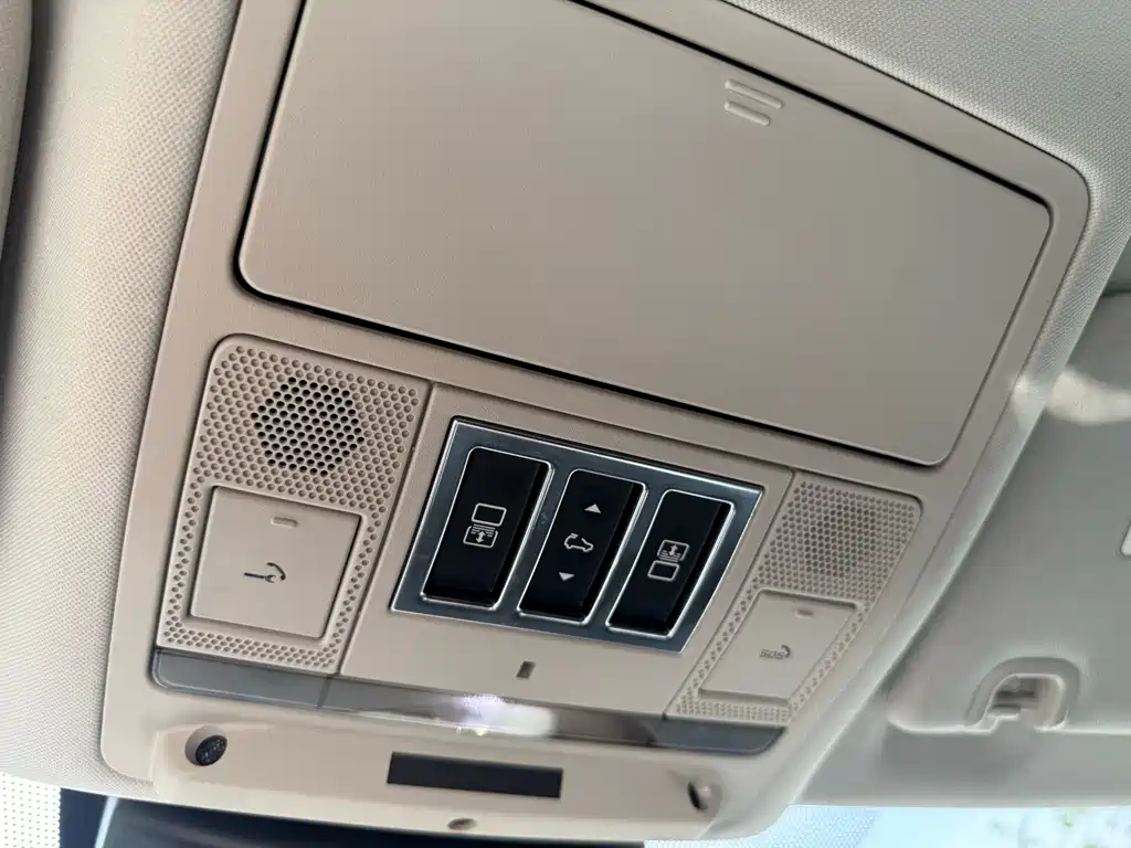 Land Rover Discovery 2018 — фото 15