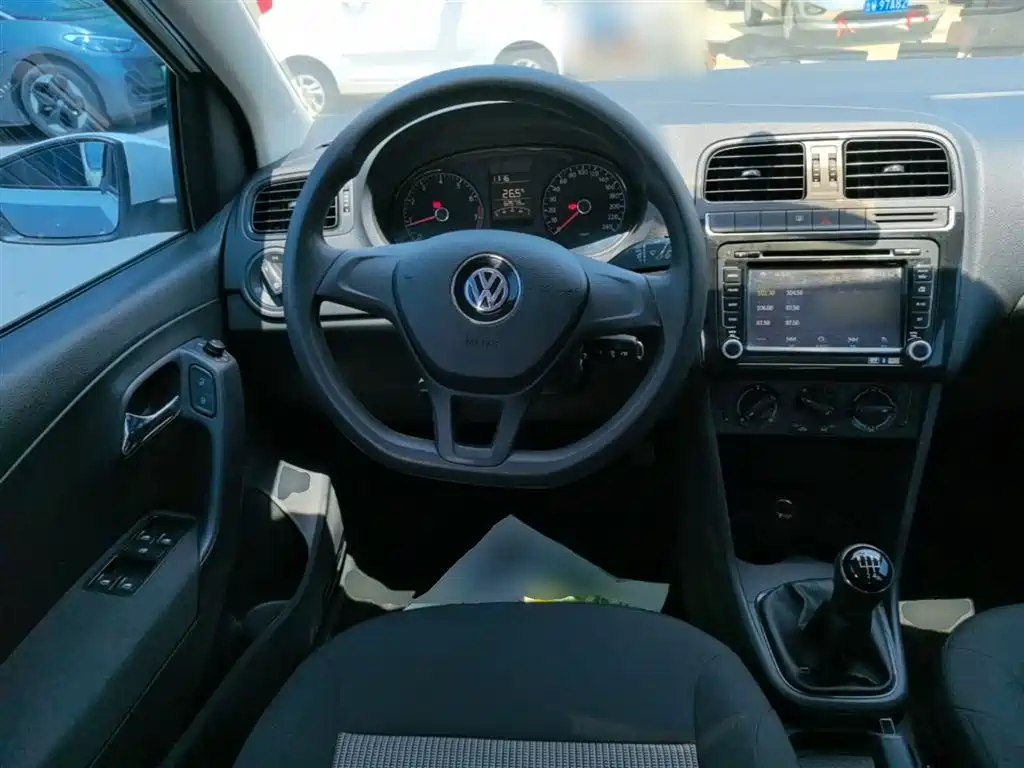 Volkswagen Polo 2015 — фото 11