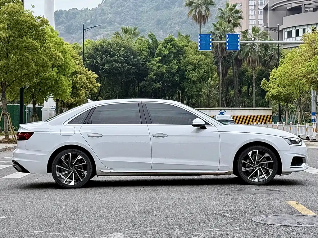 Audi A4L 2023 — фото 4