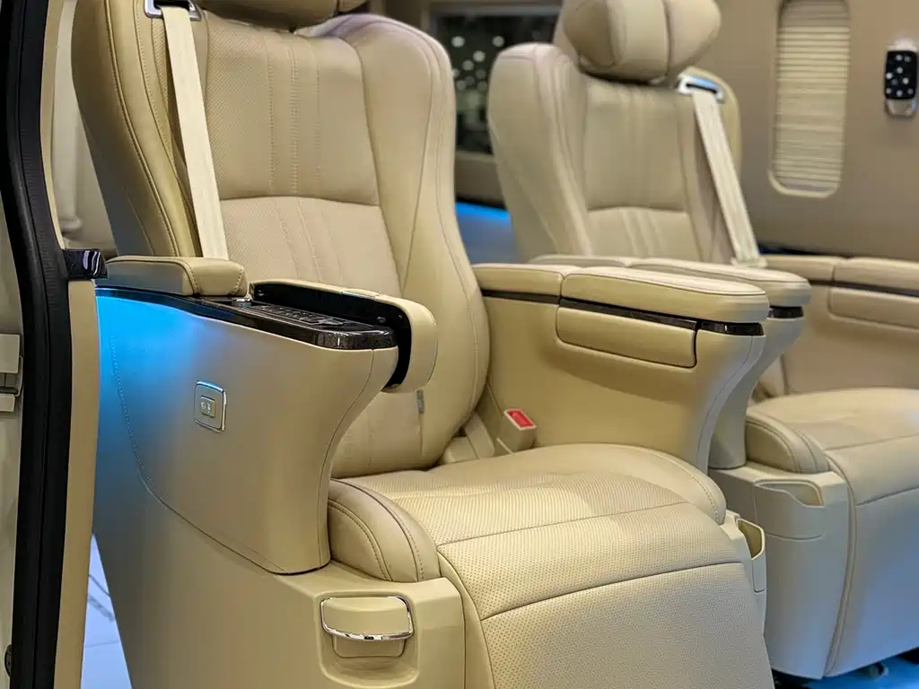Toyota Hiace 2023 — фото 17