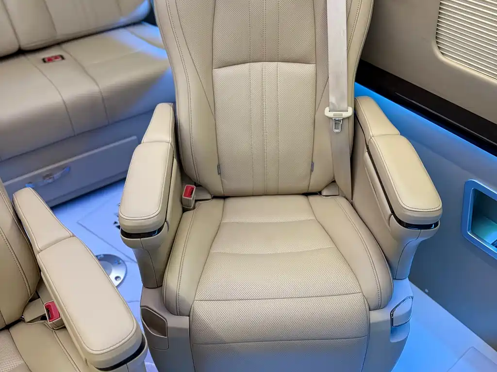 Toyota Hiace 2023 — фото 22