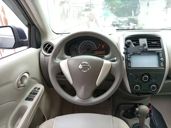Nissan Sunny 2015