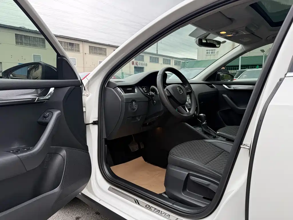 Skoda Octavia 2021 — фото 10