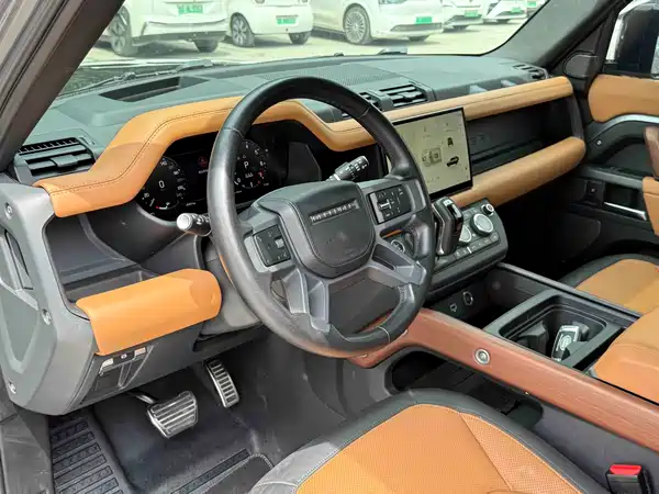 Land Rover Defender 2023