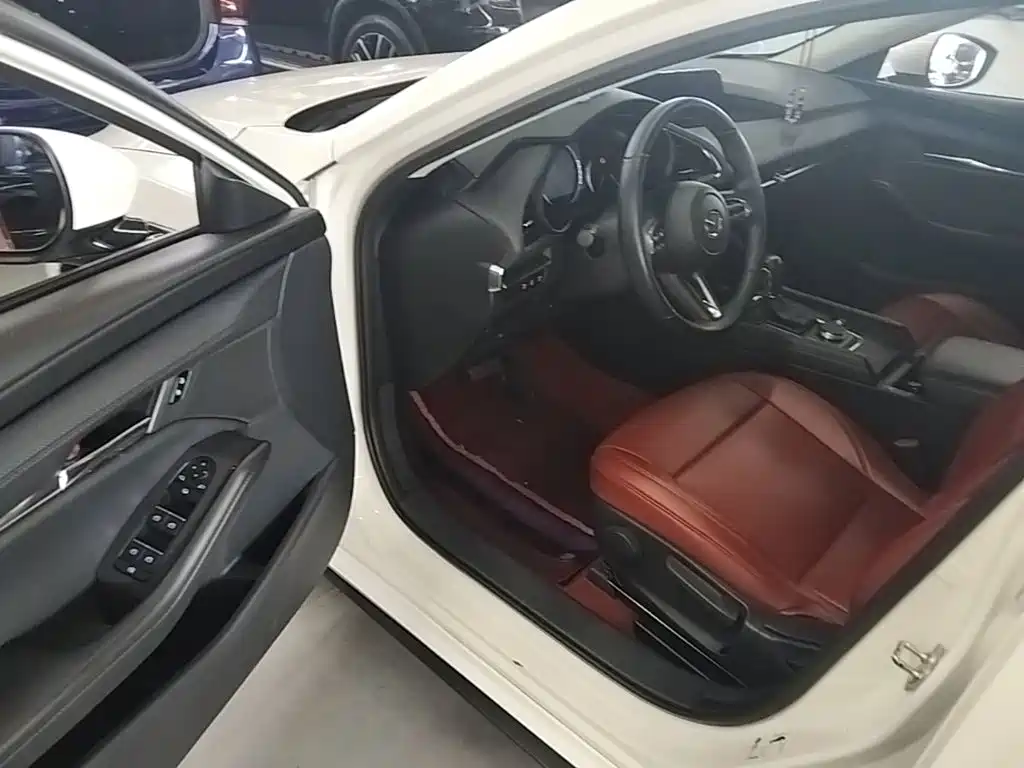 Mazda 3 Axela 2023 — фото 16