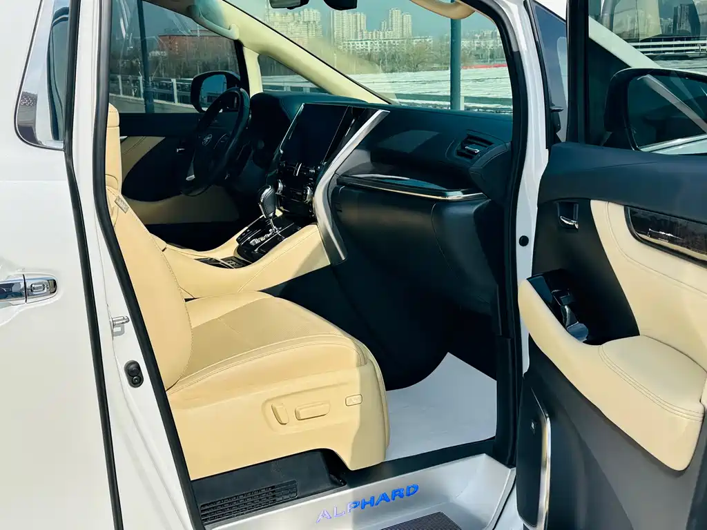Toyota Alphard 2023 — фото 35