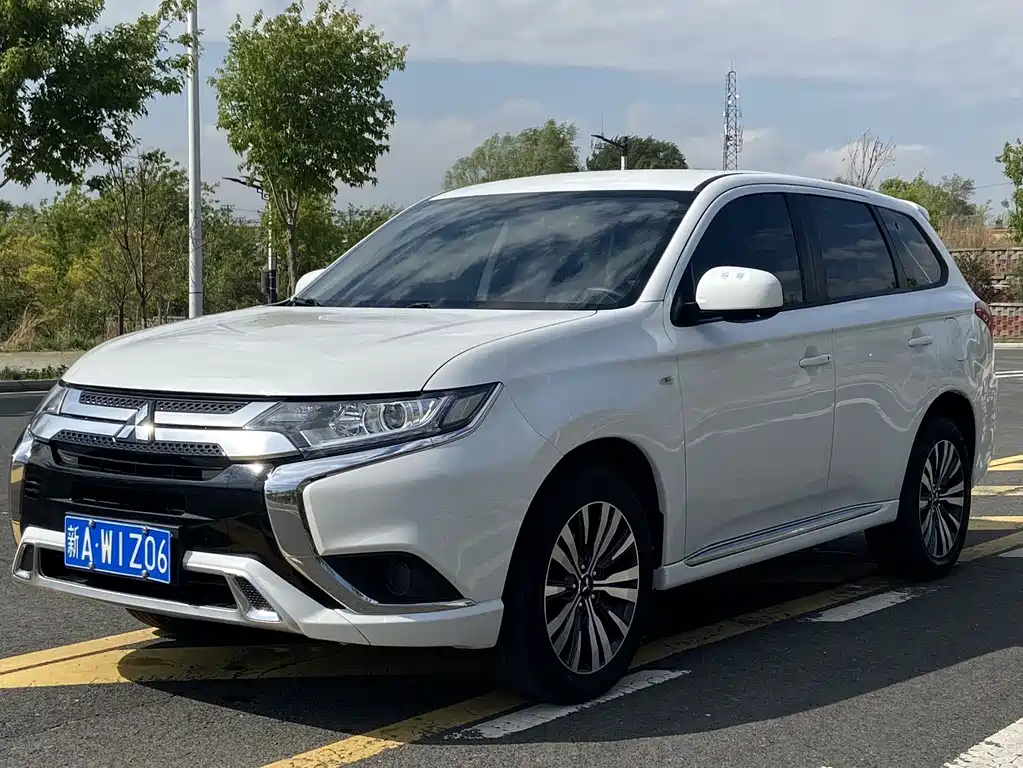 Mitsubishi Outlander 2022 — фото 1