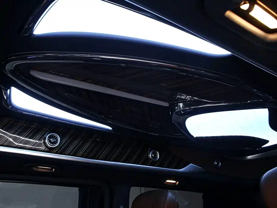 Mercedes-Benz V-Class 2023 — фото 10
