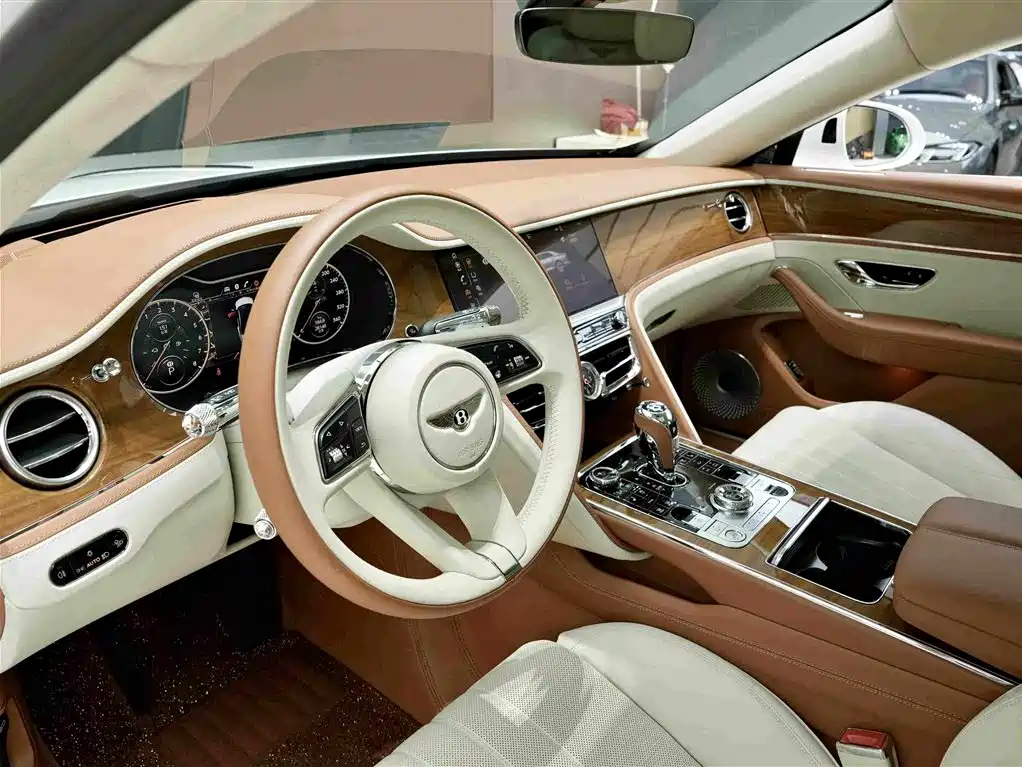 Bentley Flying Spur Plug-In Hybrid 2023 — фото 7