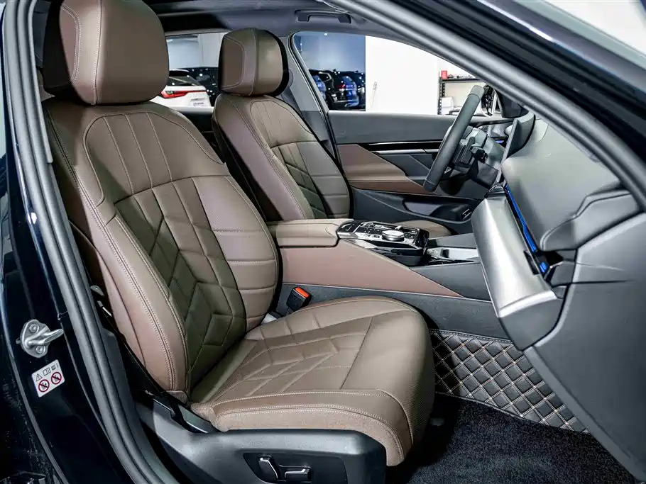 BMW 5 Series 2024 — фото 19